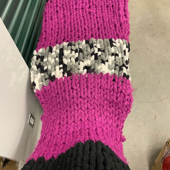 Hand woven wool throw - Picture 3 of 3